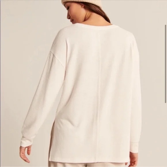 New Abercrombie Cozy Long-Sleeve V-Neck Boyfriend Tee - Picture 2 of 7